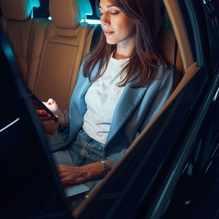 re-woman-sitting-in-automobile-and-using-smartphone-2022-01-18-23-45-03-utc re-woman-sitting-in-automobile-and-using-smartphone-2022-01-18-23-45-03-utc